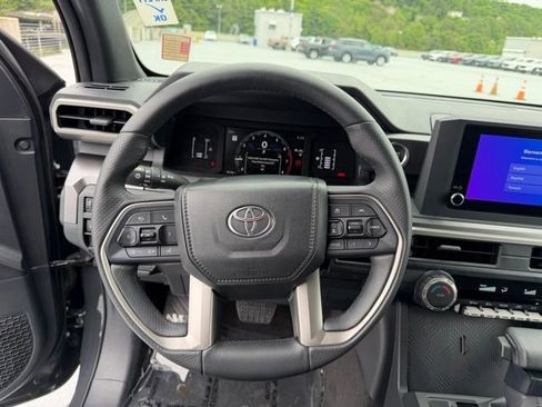 Certified 2025 Toyota 4Runner SR5 AWD/4WD image 18
