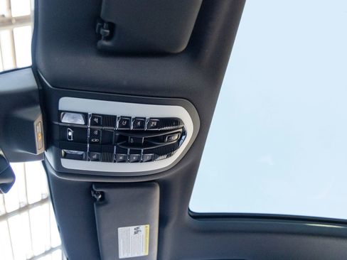 Certified 2025 Porsche Macan AWD/4WD image 29