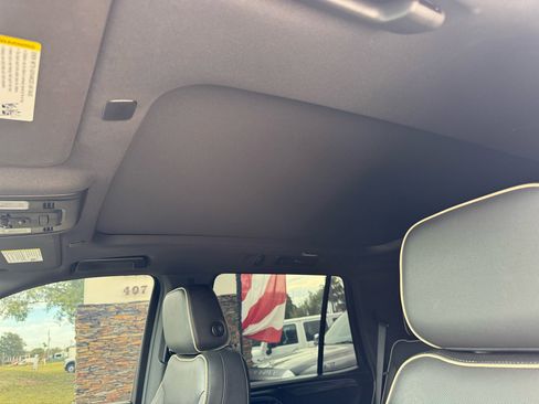 Used 2021 GMC Yukon SLT w/ SLT Premium Package image 12