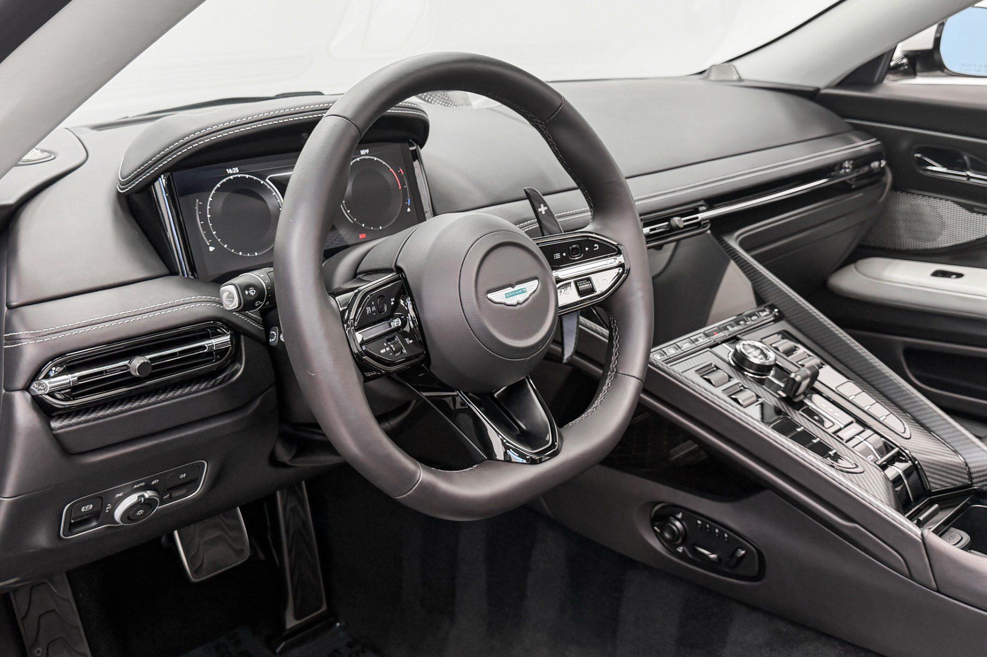 Used 2025 Aston Martin DB12 Convertible RWD image 13
