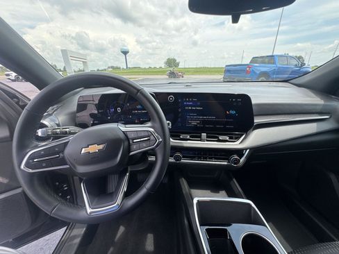 Used 2025 Chevrolet Equinox LT FWD image 18