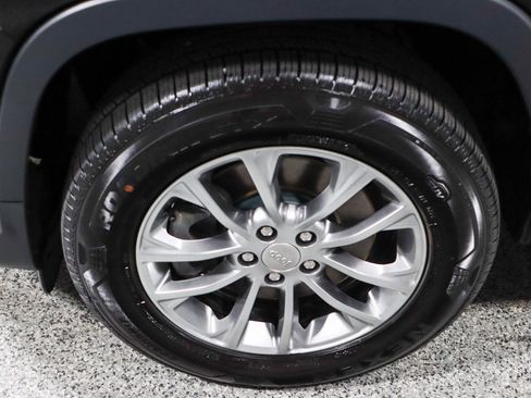 Used 2019 Jeep Cherokee Latitude Plus w/ Comfort/Convenience Group image 11