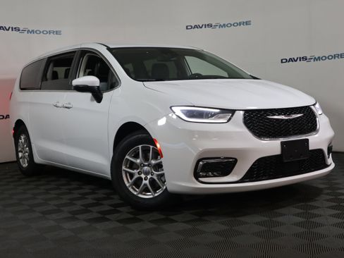 Used 2023 Chrysler Pacifica Touring-L FWD image 2