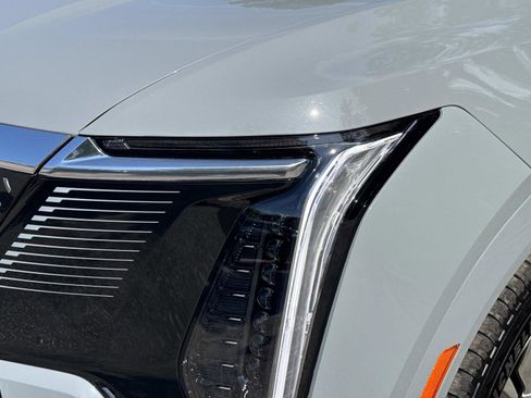 New 2026 Cadillac Escalade IQ Luxury 1 w/ LPO, Floor Liner Package AWD/4WD image 9