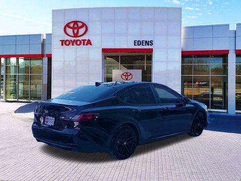 Used 2025 Toyota Camry SE w/ Convenience Package image 3