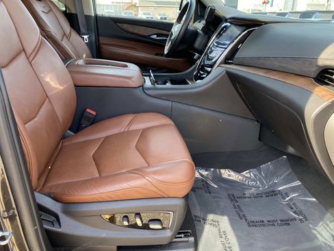 Used 2017 Cadillac Escalade ESV Premium Luxury AWD/4WD image 25