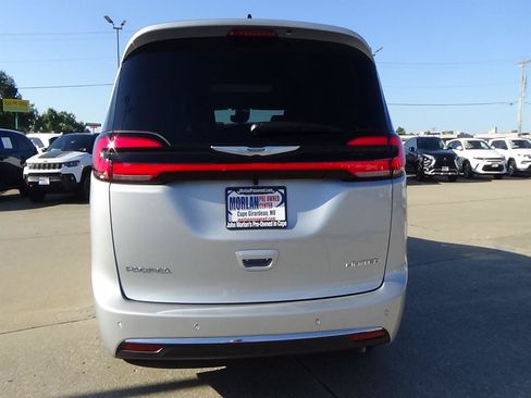 Used 2026 Chrysler Pacifica Limited FWD image 7