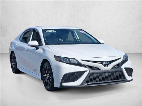 Used 2022 Toyota Camry SE FWD image 3