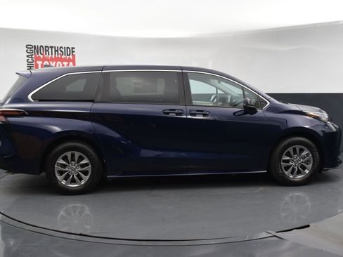 Used 2023 Toyota Sienna LE image 5