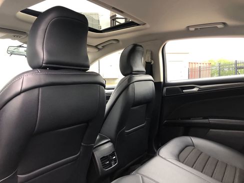 Used 2017 Ford Fusion SE w/ Equipment Group 201A FWD image 6