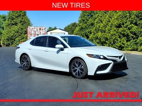Used 2023 Toyota Camry SE FWD image 1
