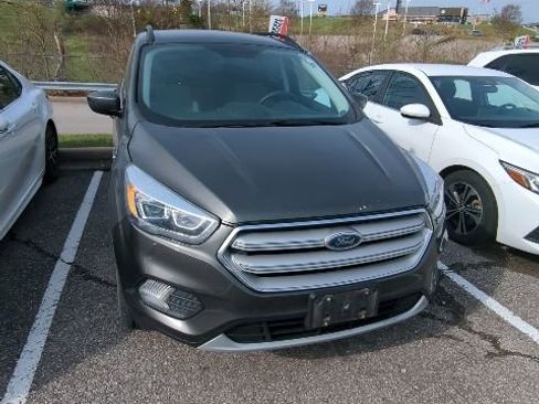 Used 2017 Ford Escape SE w/ Equipment Group 201A image 2