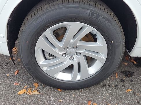 Used 2025 Land Rover Discovery Sport S image 9