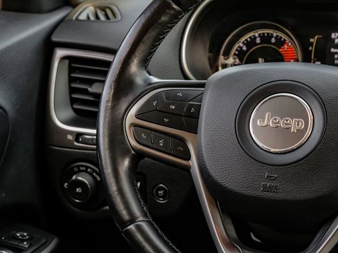 Used 2019 Jeep Cherokee Latitude Plus w/ Comfort/Convenience Group image 24