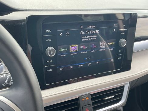 Used 2025 Volkswagen Taos SE image 8