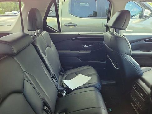 Used 2025 Honda Pilot Touring image 3