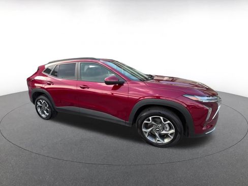 Used 2025 Chevrolet Trax LT w/ LT Convenience Package FWD image 2