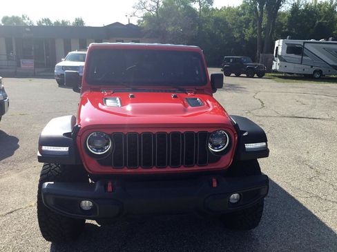 Used 2024 Jeep Wrangler Unlimited Rubicon AWD/4WD image 2