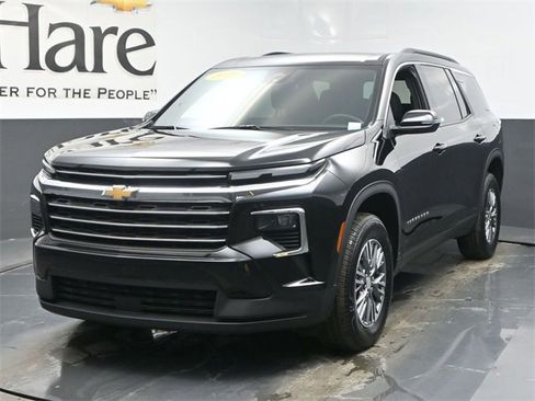 Used 2025 Chevrolet Traverse LT image 7