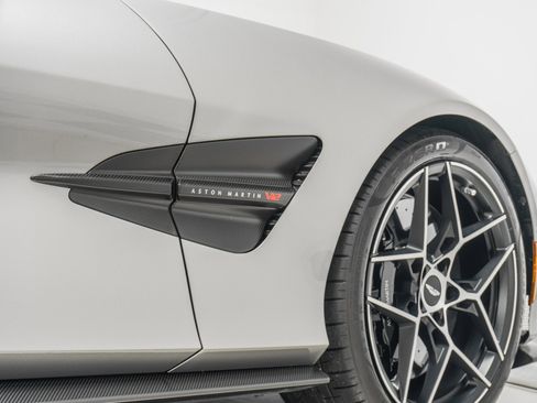 Used 2025 Aston Martin Vanquish image 39