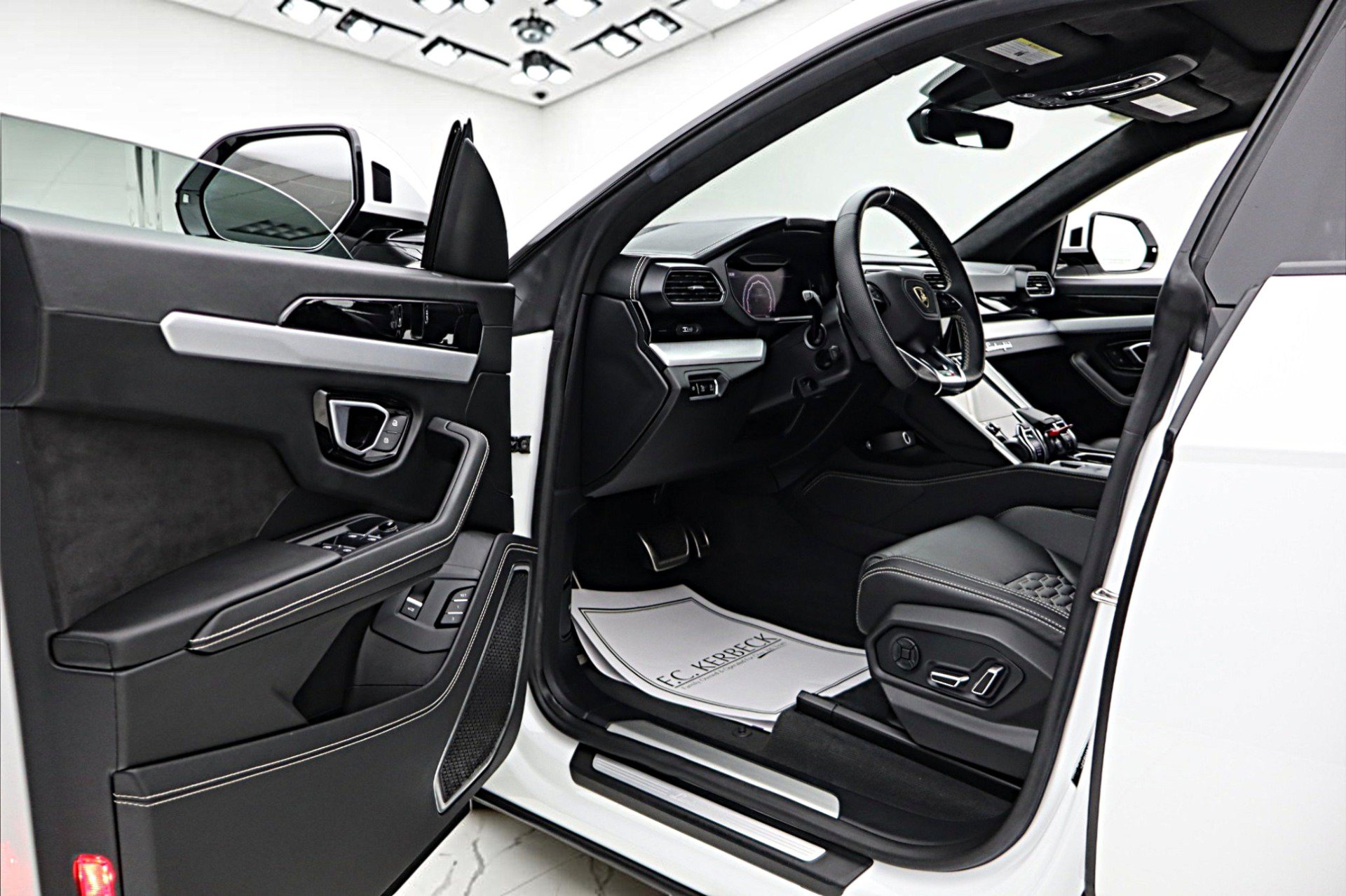 Used 2020 Lamborghini Urus AWD/4WD image 39