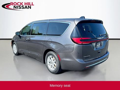 Used 2023 Chrysler Pacifica Touring-L FWD image 5