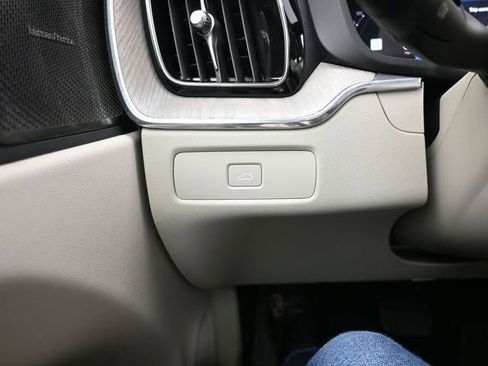 Used 2023 Volvo XC60 B5 Plus image 27