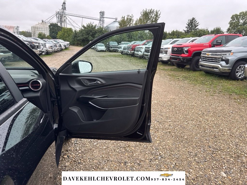 Used 2024 Chevrolet Trax RS w/ Sunroof Package FWD image 26