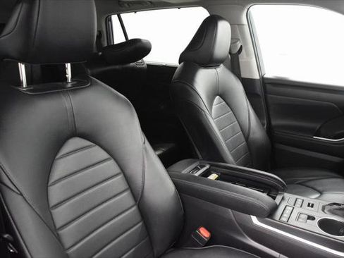 Certified 2022 Toyota Highlander XLE image 16
