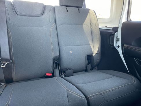 Used 2025 Jeep Wrangler Sahara image 36