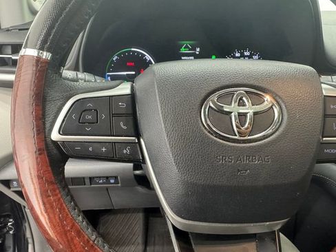Used 2024 Toyota Sienna XLE w/ XLE Plus Package FWD image 24