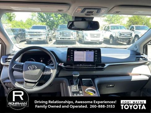Used 2022 Toyota Sienna XLE w/ XLE Plus Package AWD/4WD image 7