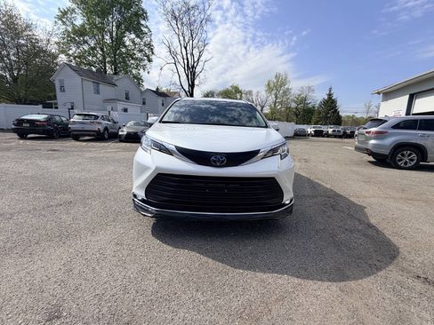 Used 2022 Toyota Sienna XLE AWD/4WD image 4