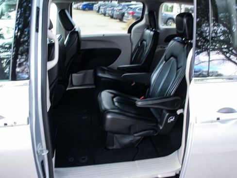 Used 2023 Chrysler Pacifica Touring-L image 37