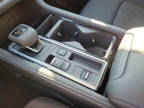 Used 2025 Nissan Pathfinder SV image 14