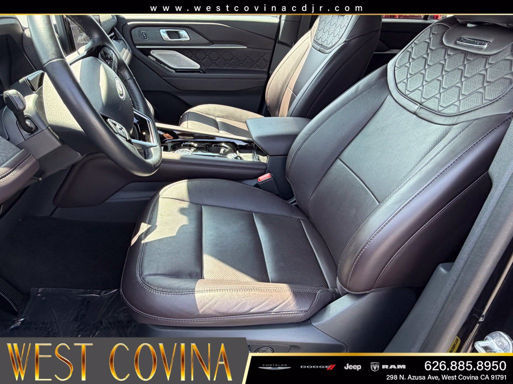 Used 2025 Ford Explorer Platinum w/ LUX Leather Package AWD/4WD image 23