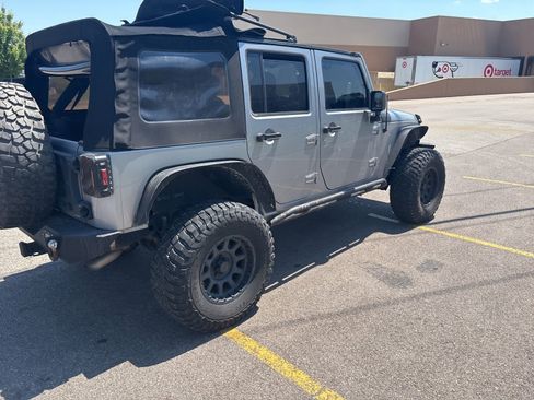Used 2015 Jeep Wrangler Unlimited Sahara w/ Connectivity Group AWD/4WD image 16