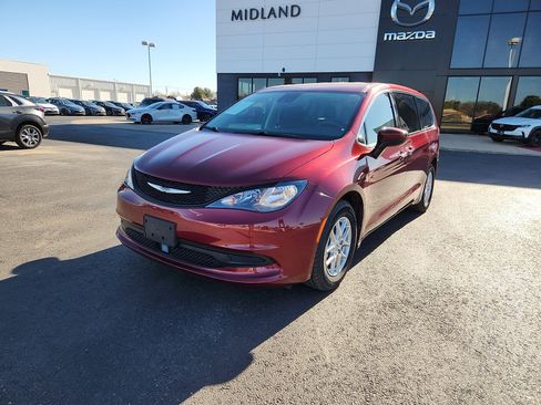 Used 2023 Chrysler Voyager LX image 3