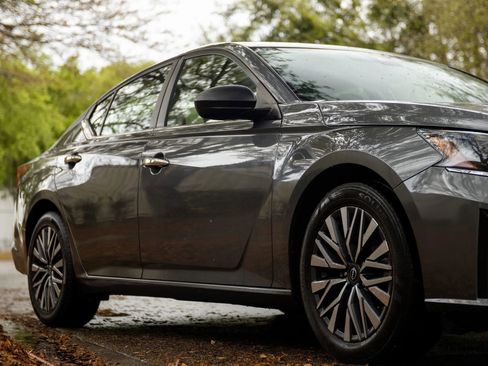 Used 2024 Nissan Altima 2.5 SV image 3