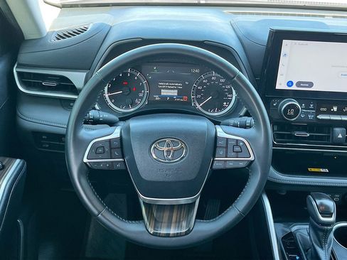 Used 2024 Toyota Highlander XLE FWD image 10