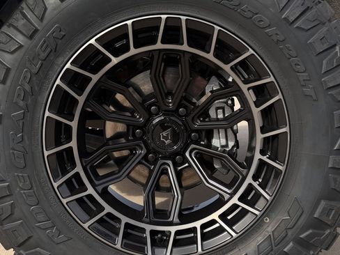 Used 2024 GMC Sierra 1500 AT4X image 10