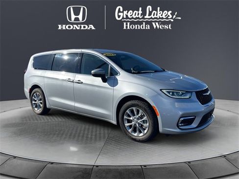 Used 2023 Chrysler Pacifica Touring-L image 7