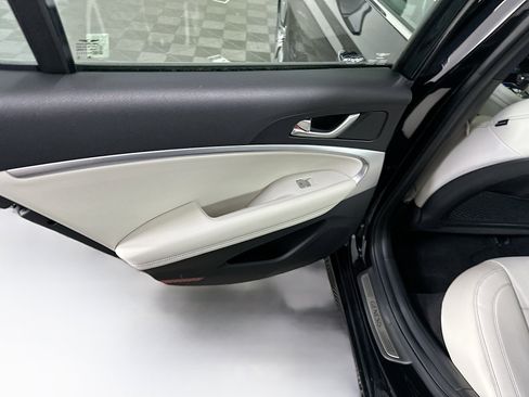 Used 2025 Genesis G70 2.5T image 26