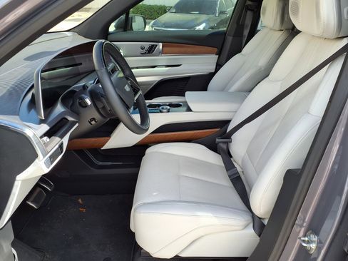 Used 2026 Cadillac Vistiq Luxury image 13