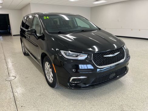 Used 2024 Chrysler Pacifica Touring-L FWD image 4