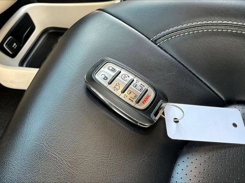Used 2023 Chrysler Pacifica Touring-L FWD image 29