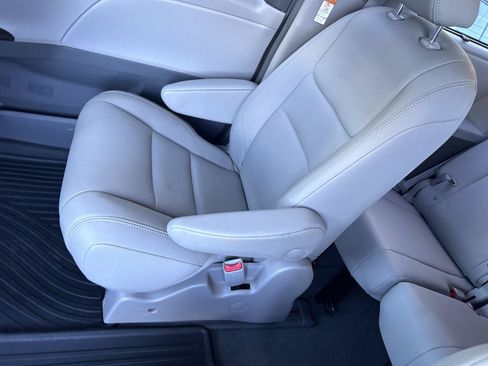 Used 2019 Toyota Sienna XLE w/ XLE Navigation Package AWD/4WD image 10