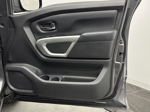 Used 2023 Nissan Titan SV image 29
