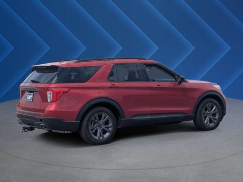 Used 2023 Ford Explorer XLT w/ Equipment Group 202A RWD image 3