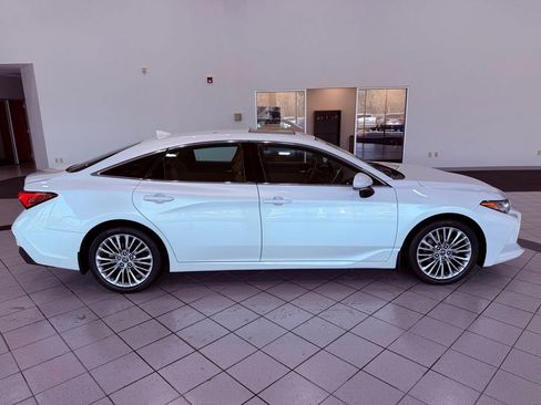 Used 2019 Toyota Avalon Limited image 16